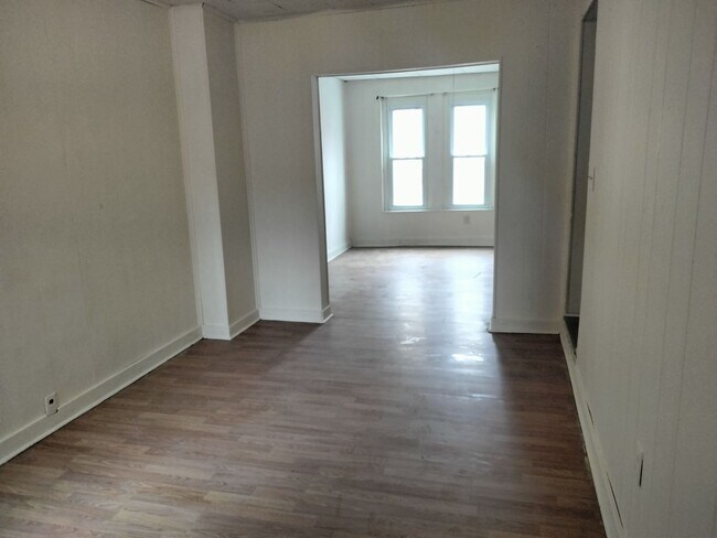 Building Photo - Spacious 5 Bedroom, 1 Bathroom Single-Family Home with Yard – Allentown