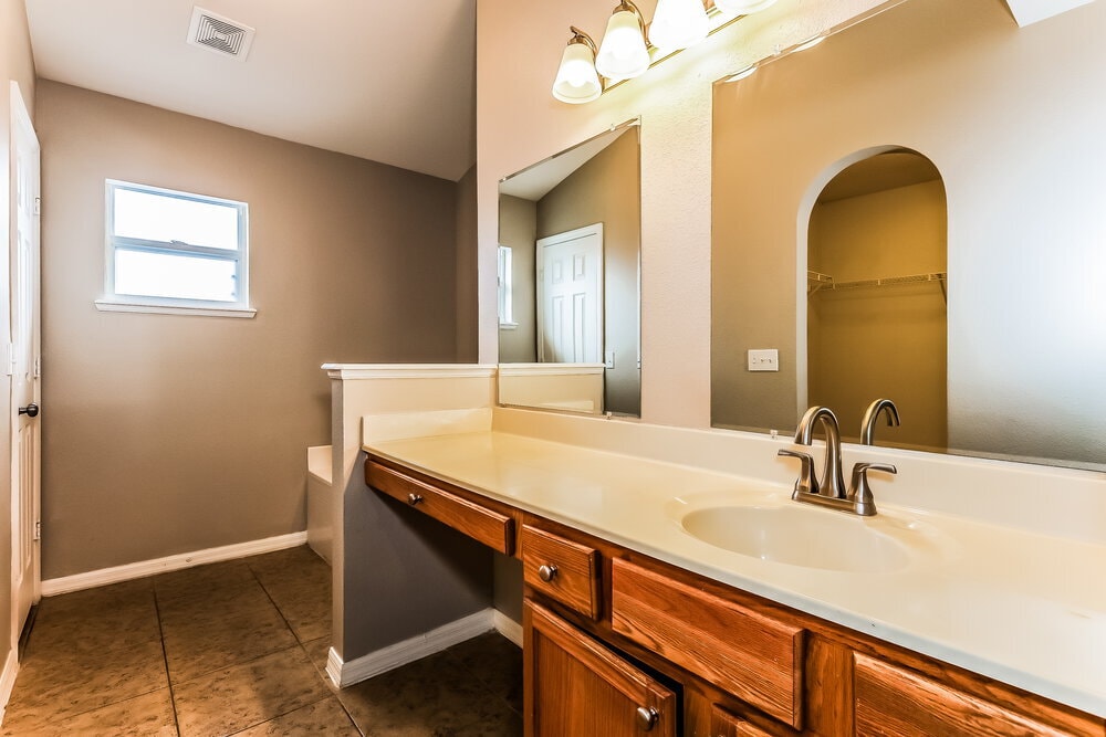 Building Photo - 6922 Crown Lake Dr