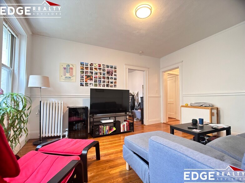 Building Photo - 264 Kelton St