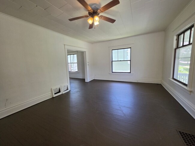 Building Photo - Spacious 2 bedroom cottage