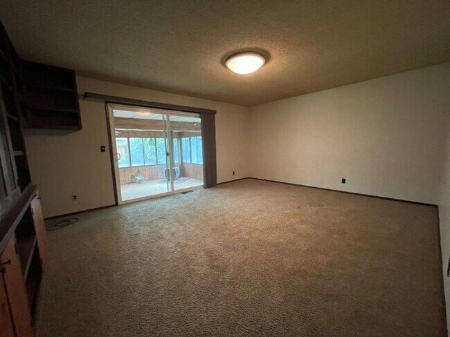 Building Photo - Desired Greenhaven 4 Bedroom