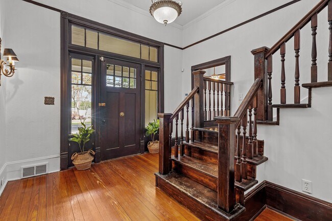 Building Photo - 802 N Poplar St