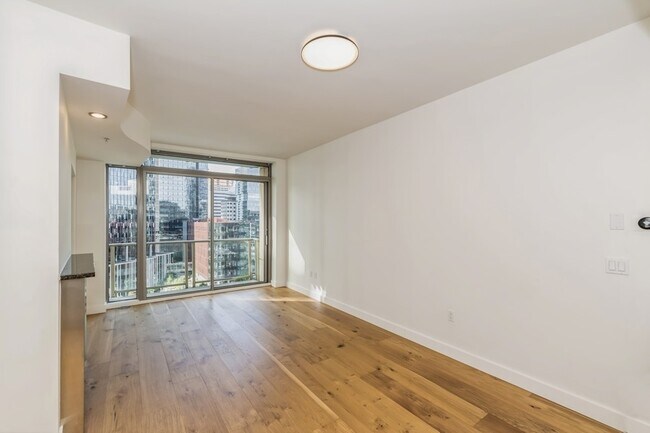 Building Photo - 900 Lenora St