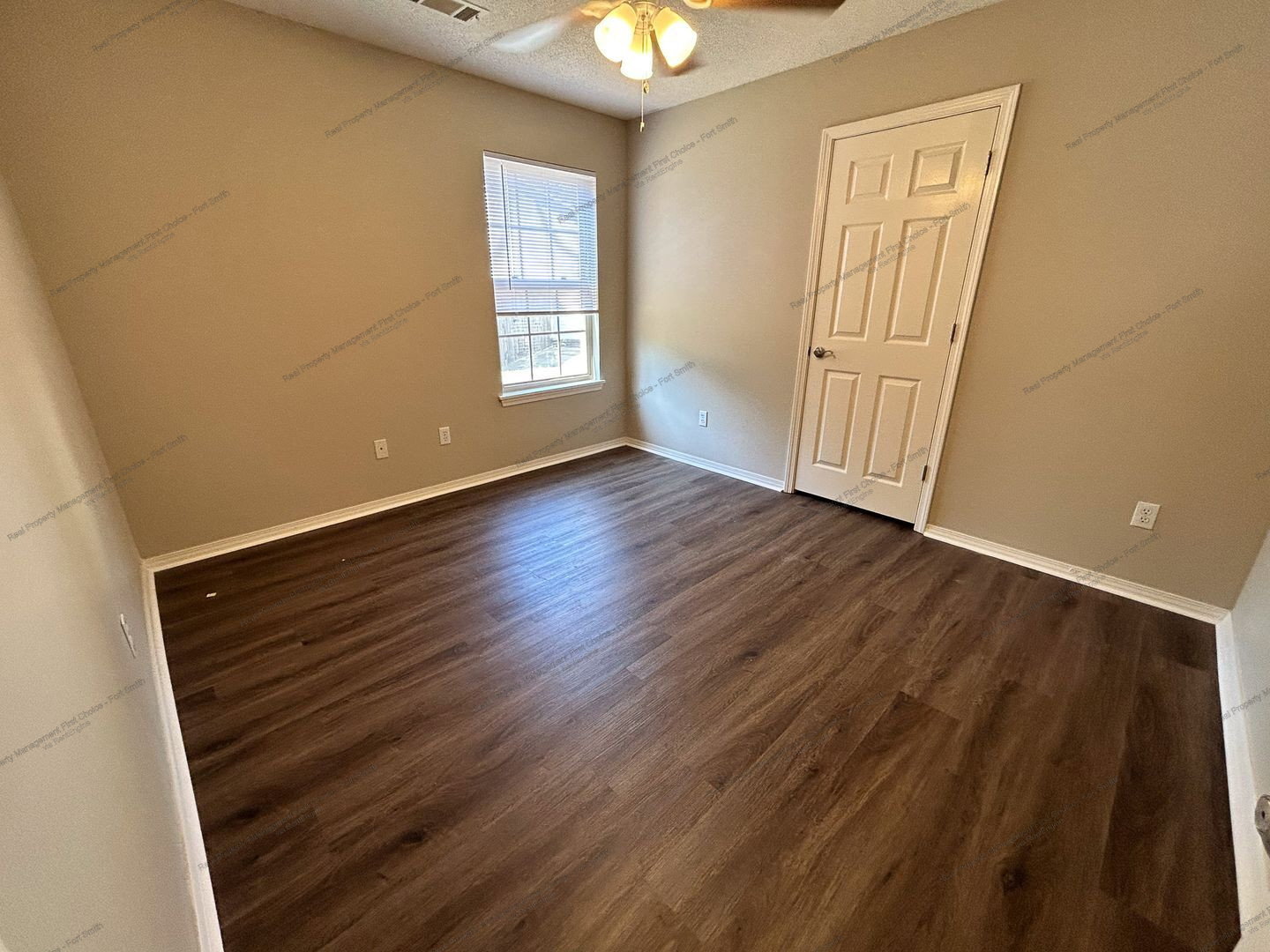 Building Photo - 1475 E Gate Dr