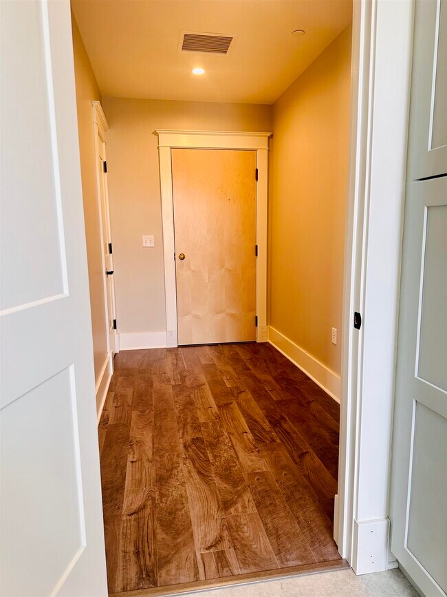 Building Photo - 30 High St