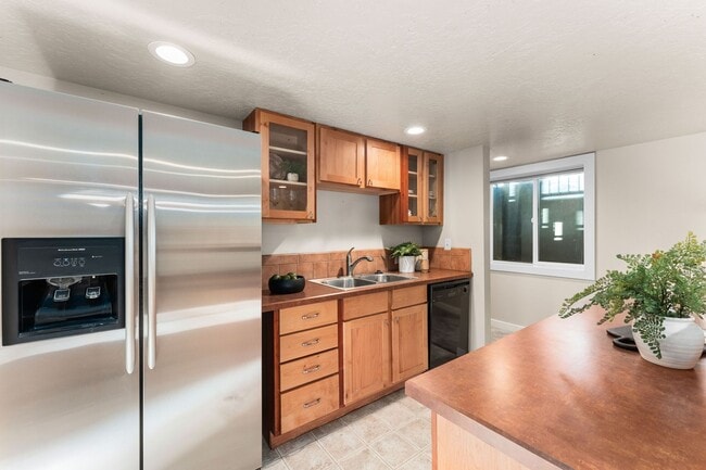 Building Photo - Exceptional Boise West Bench Home