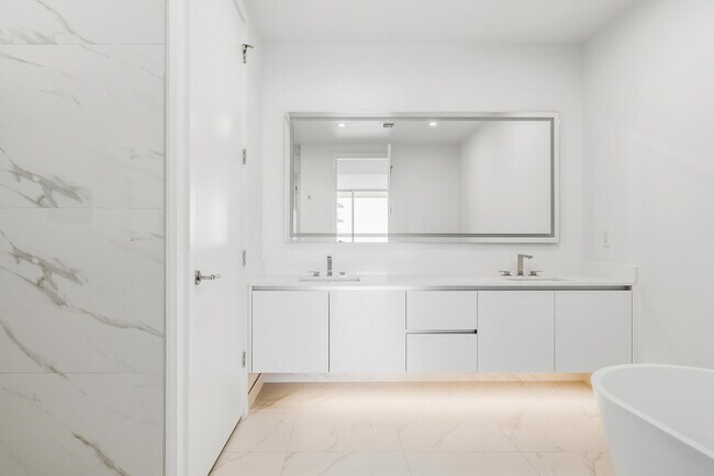 Building Photo - 220 Lake Shore Dr