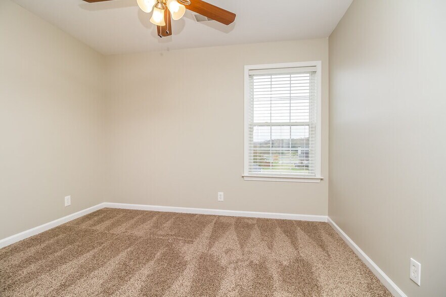 Building Photo - 2910 Iona Dr