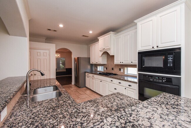 Building Photo - 16915 Locust Springs Dr