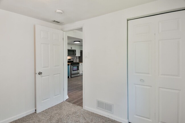 Building Photo - 402 Marquette Rd