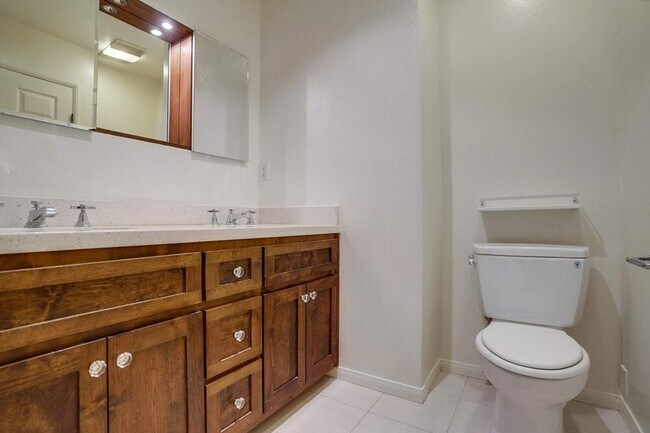 Building Photo - 852 N Poinsettia Pl