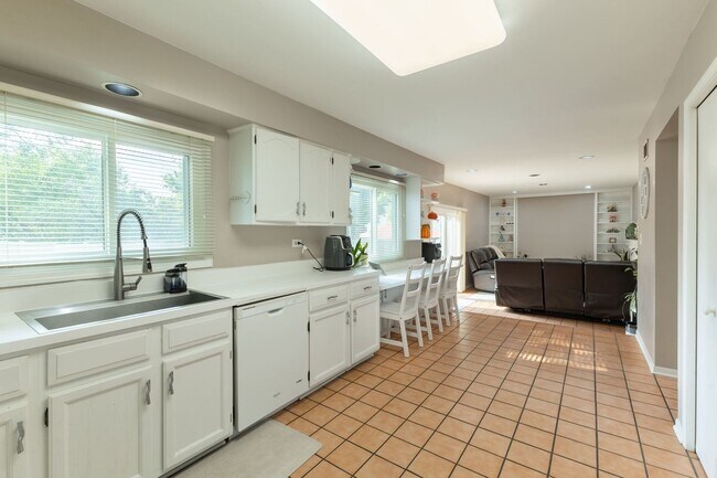 Building Photo - 520 Highland Grove Dr
