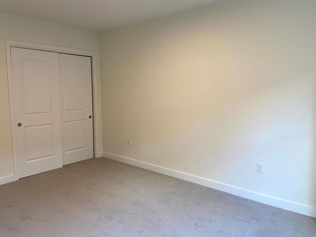 Building Photo - 1 Bedroom just minutes to DH