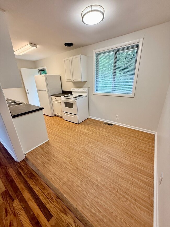 Building Photo - 2 BR 1 Bath Duplex with convenient airport...