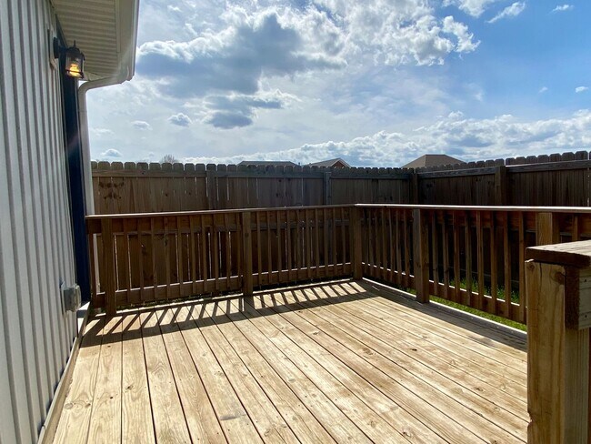 Building Photo - Lovely 3 Bedroom Home Ready NOW! Pets Welc...