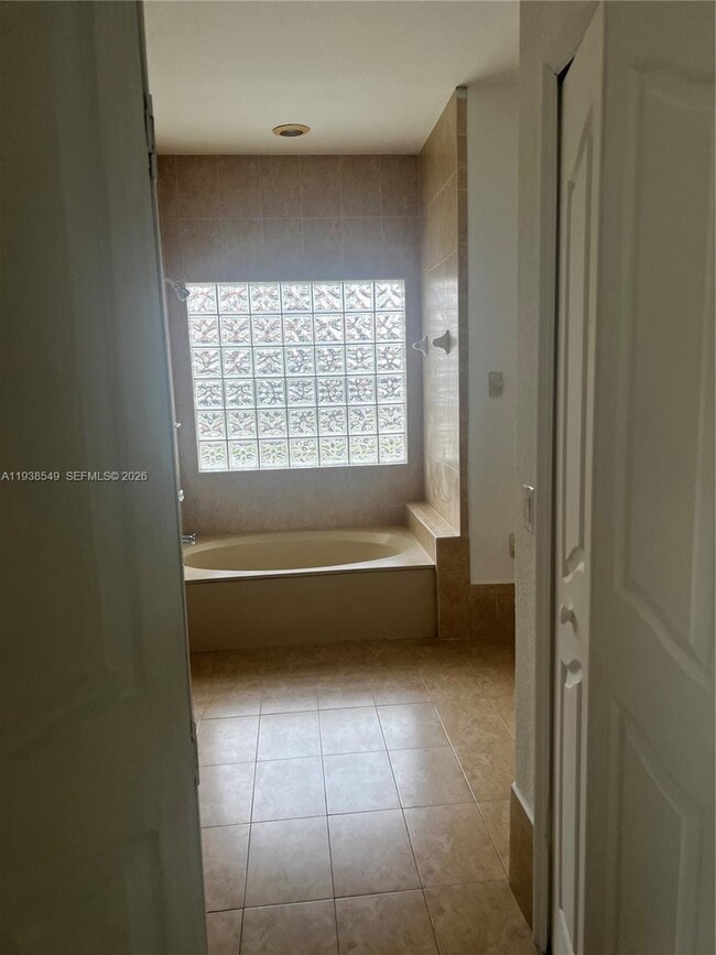 Building Photo - 1304 SE 7th Ct