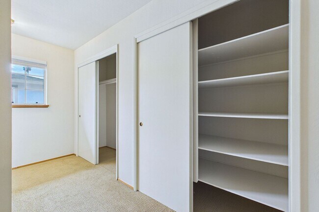 Building Photo - 1333 Regent St