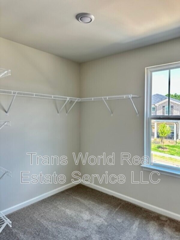 Building Photo - 5950 Green Ash Ct