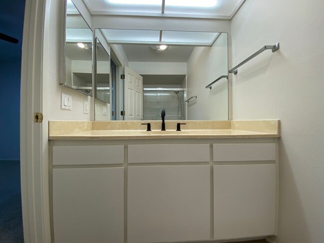 Building Photo - Beautiful corner condo in Lake San Marcos