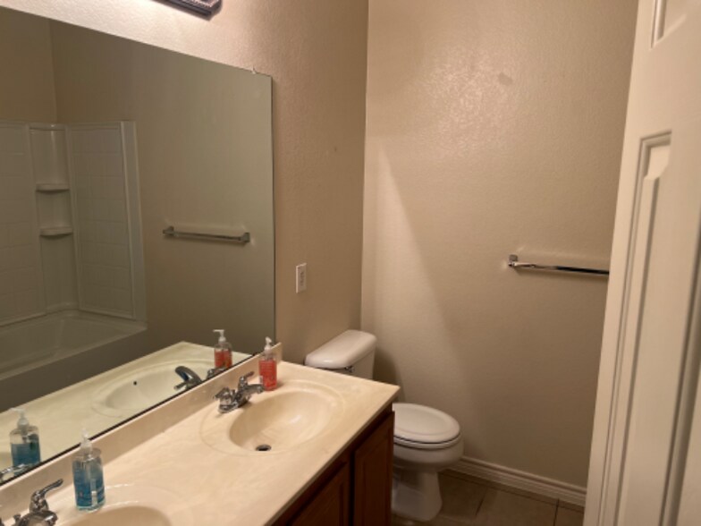 Building Photo - 1738 Summerwood Ln