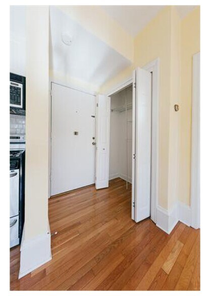 Building Photo - 511 Beacon St