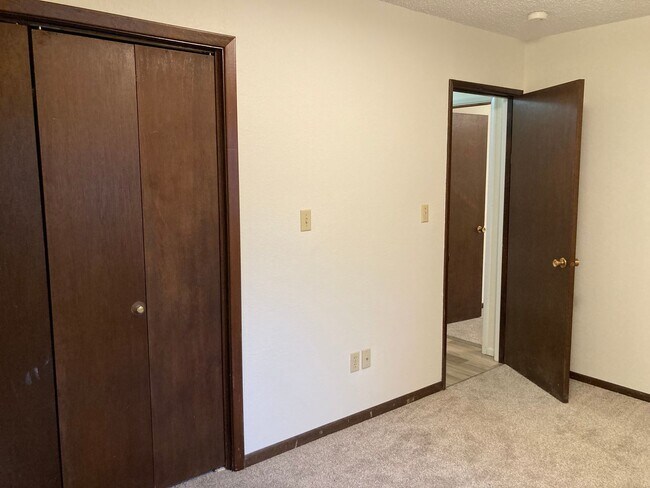 Building Photo - 3 Bedroom Ranch Style Home in Rogers Park!