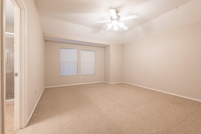 Building Photo - 918 Memorial Heights Dr