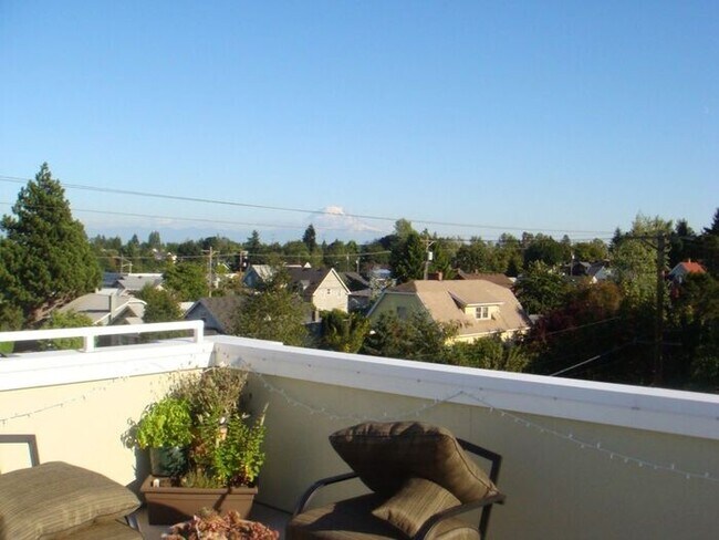 Building Photo - Town Home Tacoma 2bdr 2.5 bath w/ roof top deck & VIEW!!