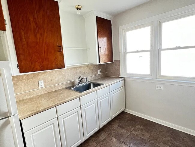 Building Photo - Walking Distance from Downtown!!!