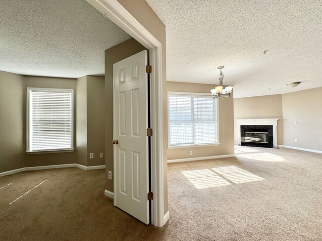 Building Photo - 2 Bedroom Condo with Washer/Dryer Included!