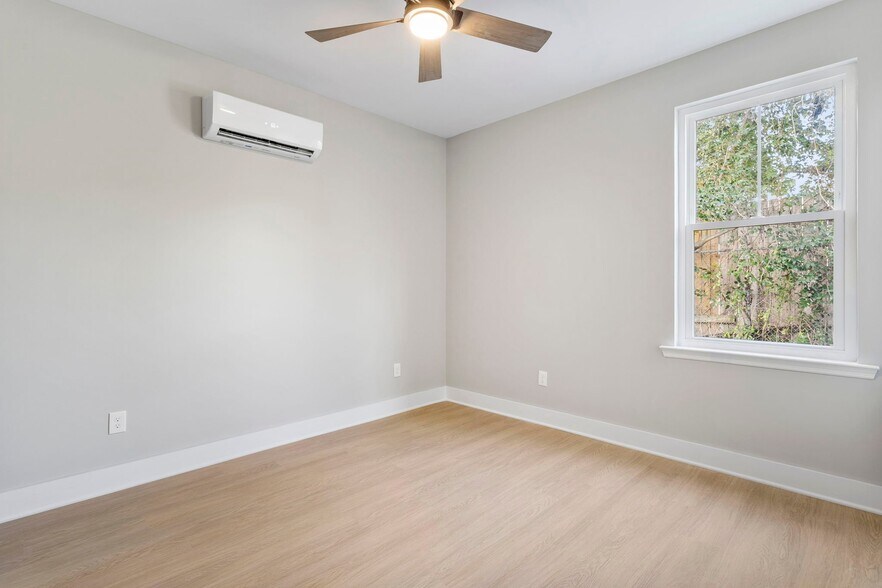 Building Photo - 2028 Arbutus Ave