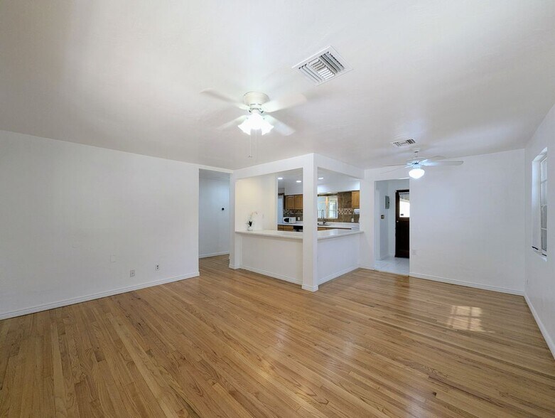 Building Photo - 2443 E Earll Dr