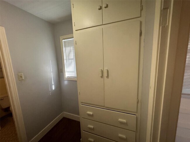 Building Photo - 1009 W 25th St