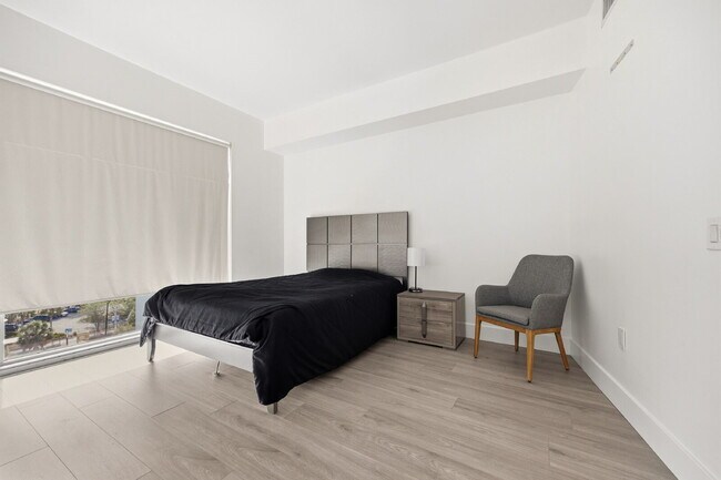Building Photo - "Experience Urban Elegance: Spacious 2BR/2BA Condo in the Heart of Tampa!"