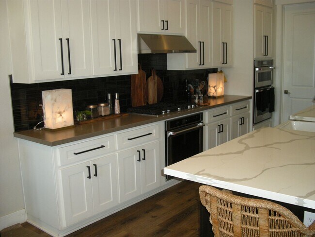 Building Photo - Fully Furnished Four Bedroom, Three Bath H...