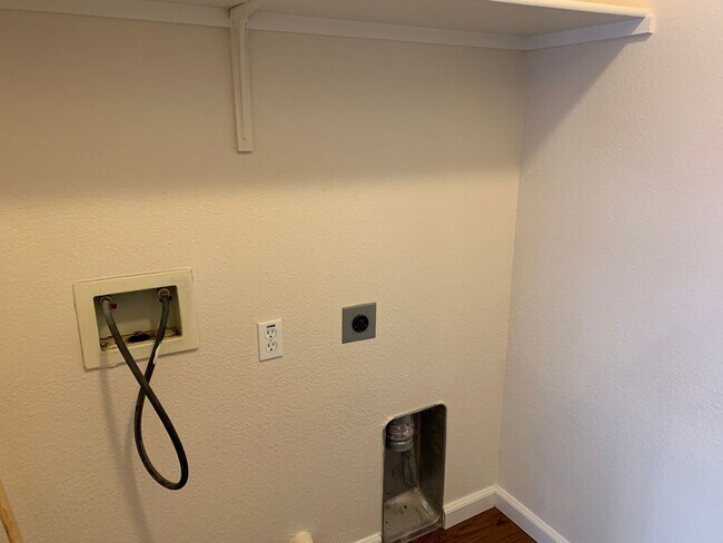 Building Photo - Coming up FOR SALE! Like New Super clean 3/2 West Fresno single story in Central Unified