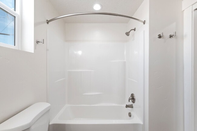 Building Photo - "Discover Comfort & Style: Spacious 3-Bed,...
