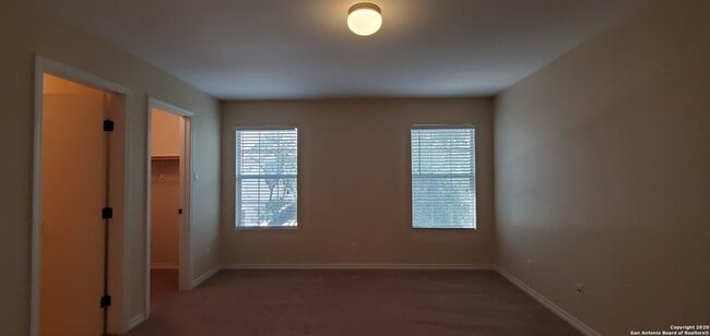 Building Photo - Newly Renovated Town-home