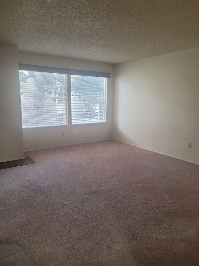 Building Photo - Golf Course Community, Condo