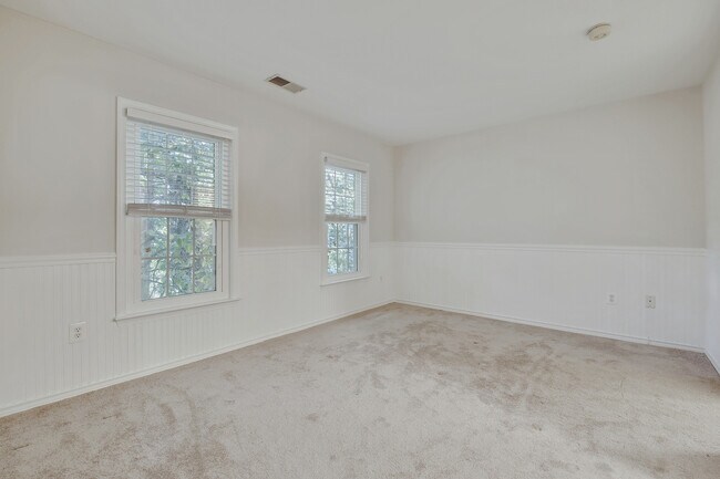 Building Photo - Top-Floor 3BD/3BA seconds to Downtown Crown!
