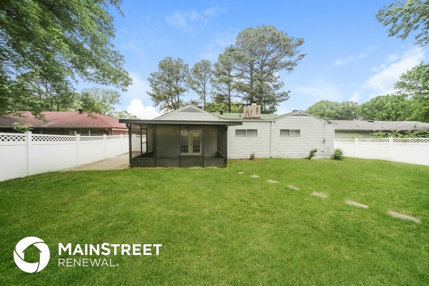 Building Photo - 3045 Beauchamp Dr