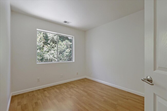 Building Photo - 6321 Island Pine Way
