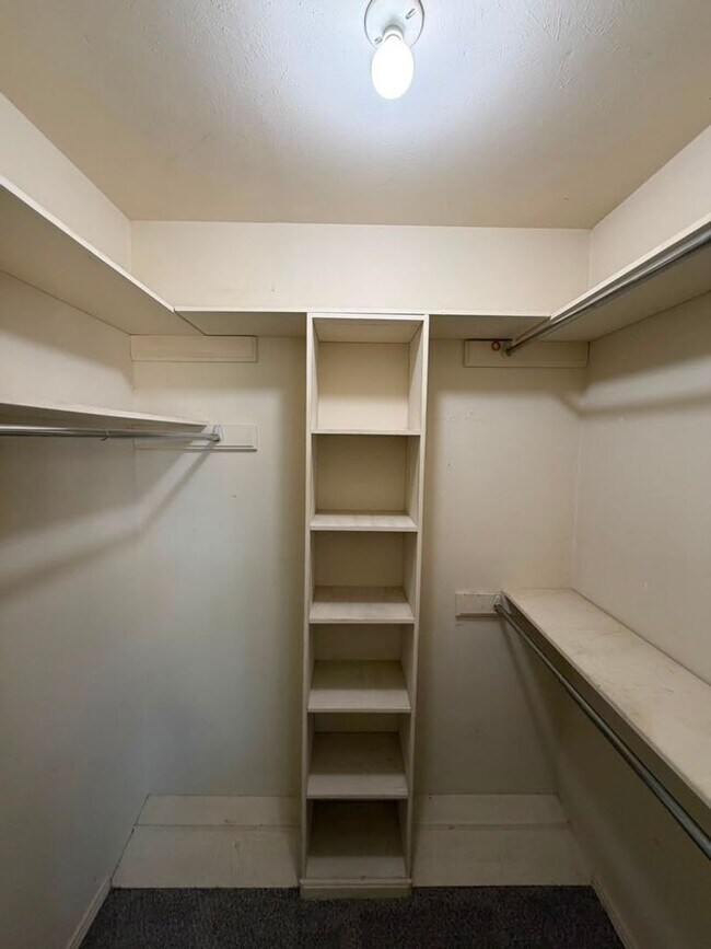 Building Photo - 5819 Sandhurst Ln