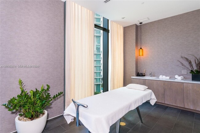 Building Photo - 650 NE 32nd St