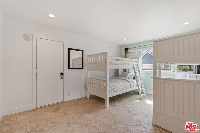 Building Photo - 6419 Ocean Front Walk