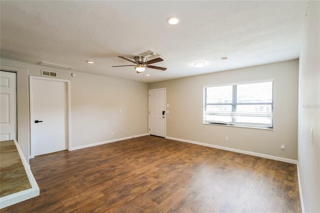 Building Photo - 9933 Lake Dr