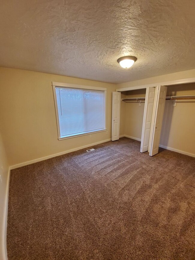 Building Photo - 3 Bedroom, 2 Bathroom Home with a 2 Car Ga...