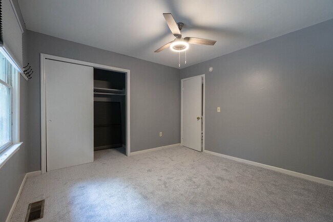 Building Photo - Renovated Townhome in Village Green!