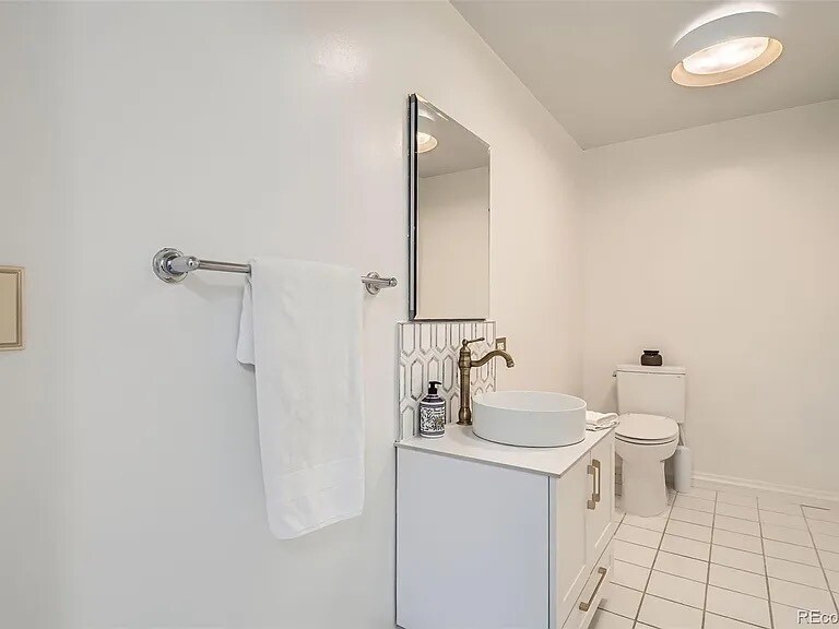 guest bathroom - 300 W 11th Ave