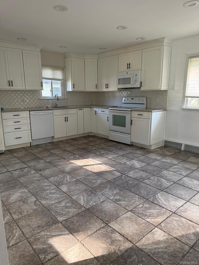 Building Photo - 35 Auborn Ave